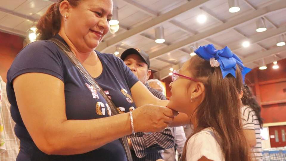 Entrega Gobierno de Sonora lentes y tarjetas de programas sociales en zona urbana y rural de Hermosillo